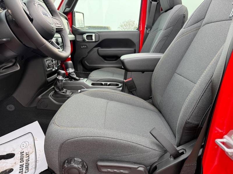 Jeep Wrangler Vehicle Full-screen Gallery Image 19