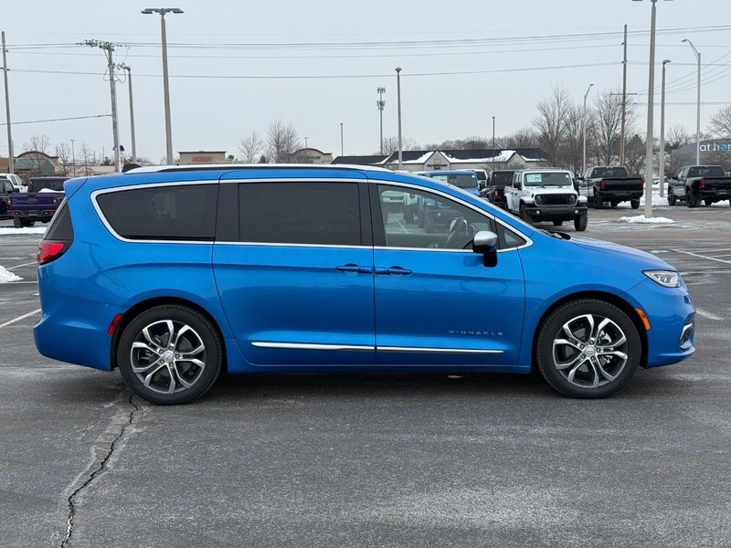 Chrysler Pacifica Vehicle Full-screen Gallery Image 2