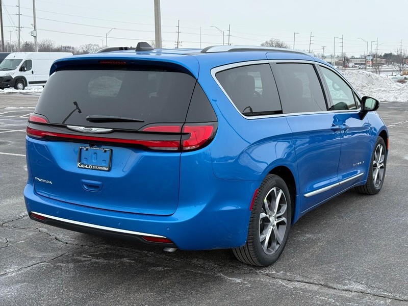 Chrysler Pacifica Vehicle Full-screen Gallery Image 3