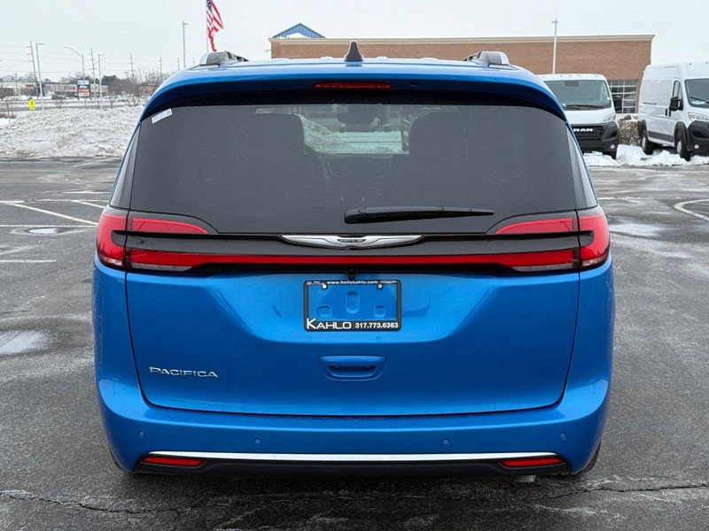 Chrysler Pacifica Vehicle Full-screen Gallery Image 4