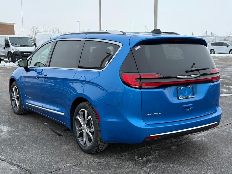 Chrysler Pacifica Vehicle Full-screen Gallery Image 5
