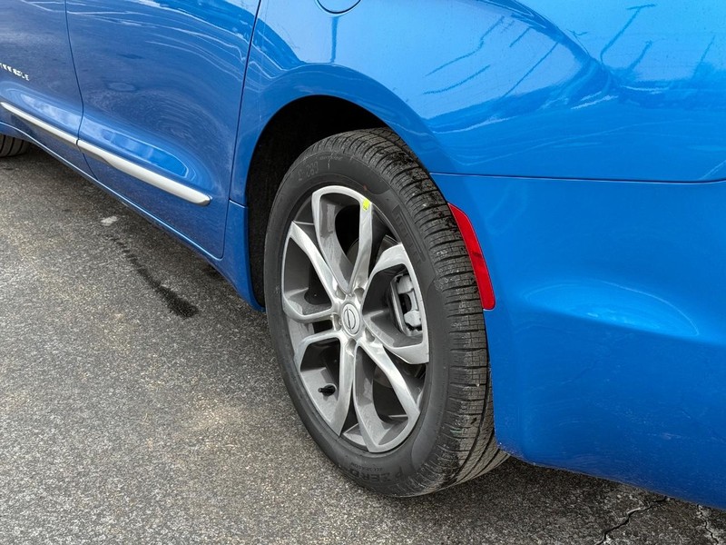 Chrysler Pacifica Vehicle Full-screen Gallery Image 6