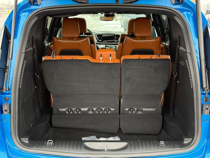 Chrysler Pacifica Vehicle Full-screen Gallery Image 7
