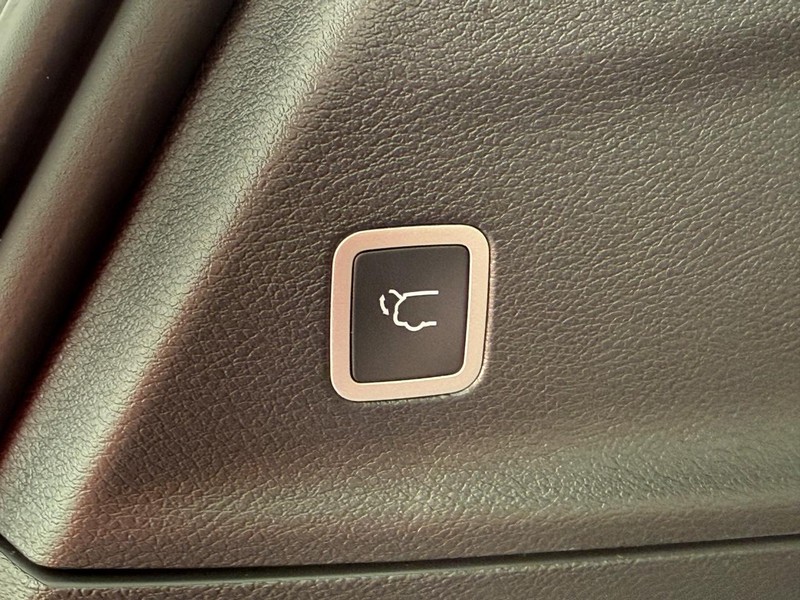 Chrysler Pacifica Vehicle Full-screen Gallery Image 8