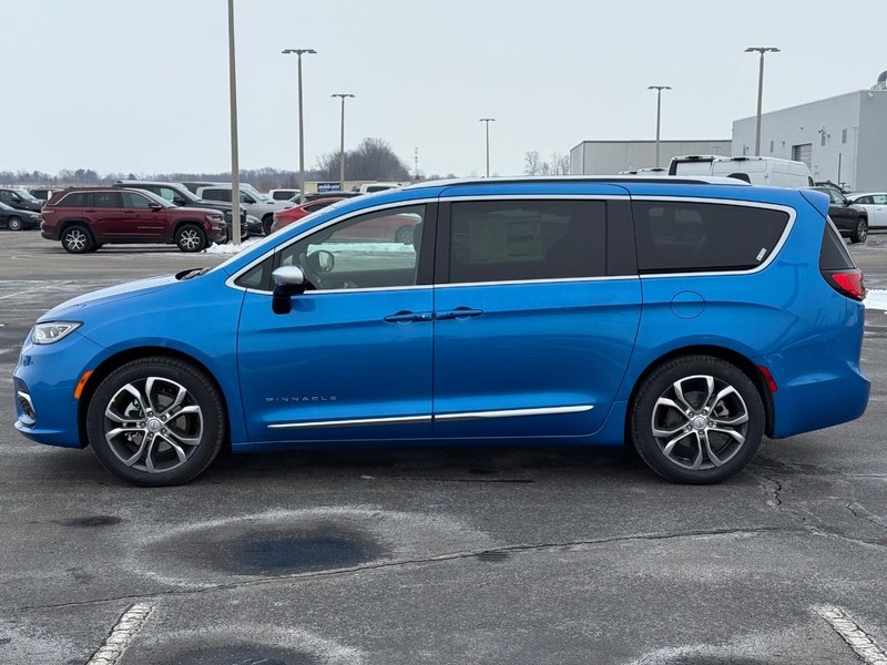 Chrysler Pacifica Vehicle Full-screen Gallery Image 9