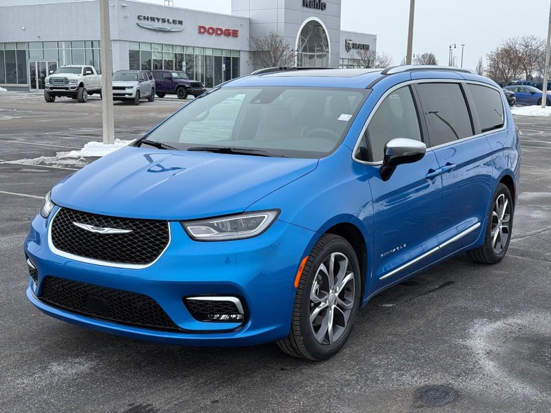 Chrysler Pacifica Vehicle Full-screen Gallery Image 10