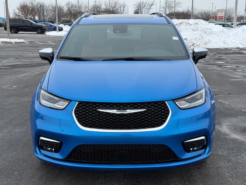 Chrysler Pacifica Vehicle Full-screen Gallery Image 11