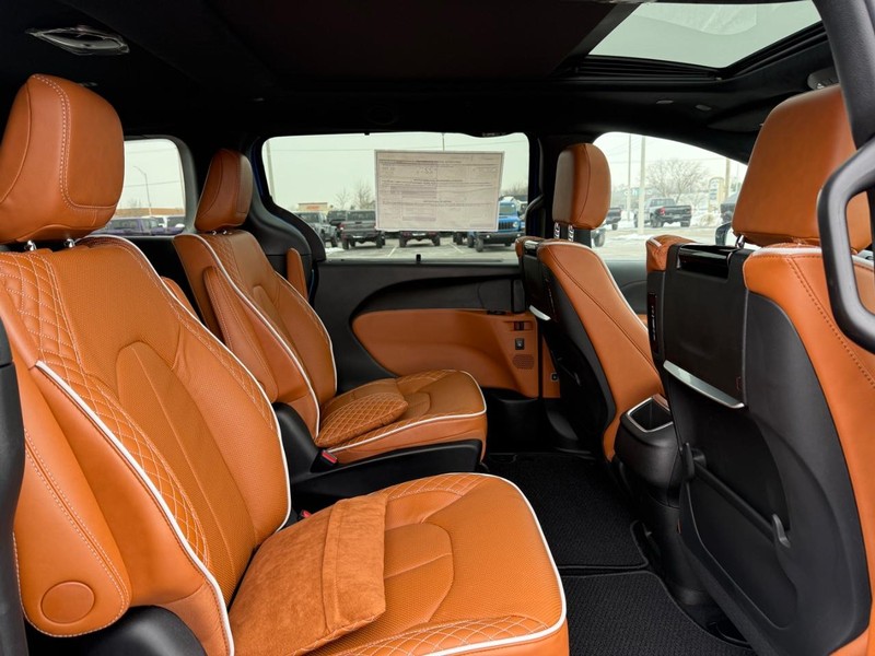 Chrysler Pacifica Vehicle Full-screen Gallery Image 12