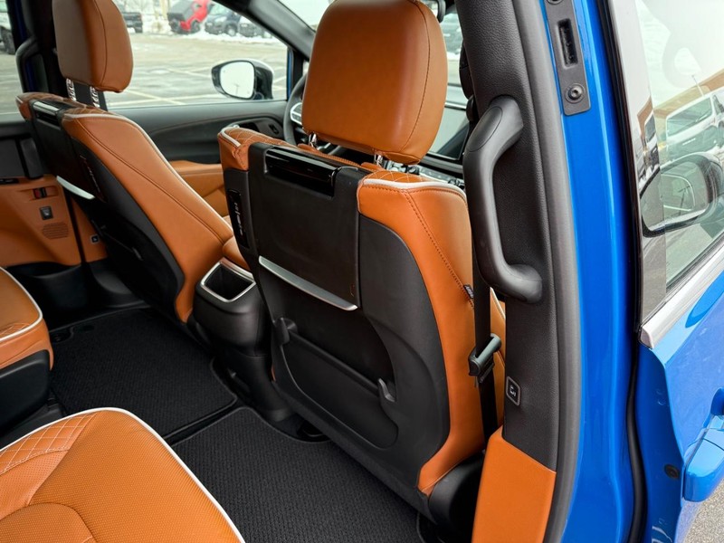 Chrysler Pacifica Vehicle Full-screen Gallery Image 13