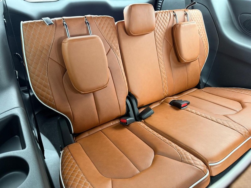 Chrysler Pacifica Vehicle Full-screen Gallery Image 14