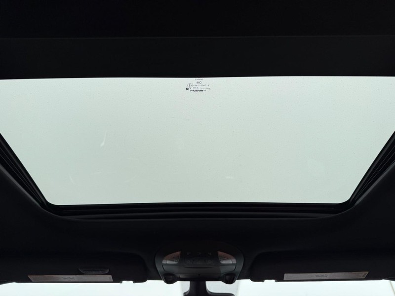 Chrysler Pacifica Vehicle Full-screen Gallery Image 15