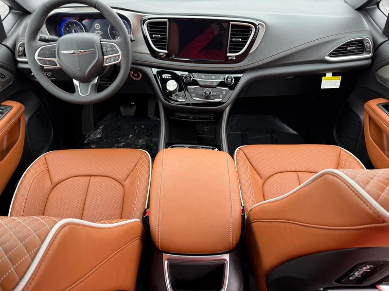 Chrysler Pacifica Vehicle Full-screen Gallery Image 16