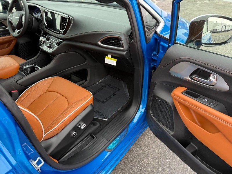 Chrysler Pacifica Vehicle Full-screen Gallery Image 18