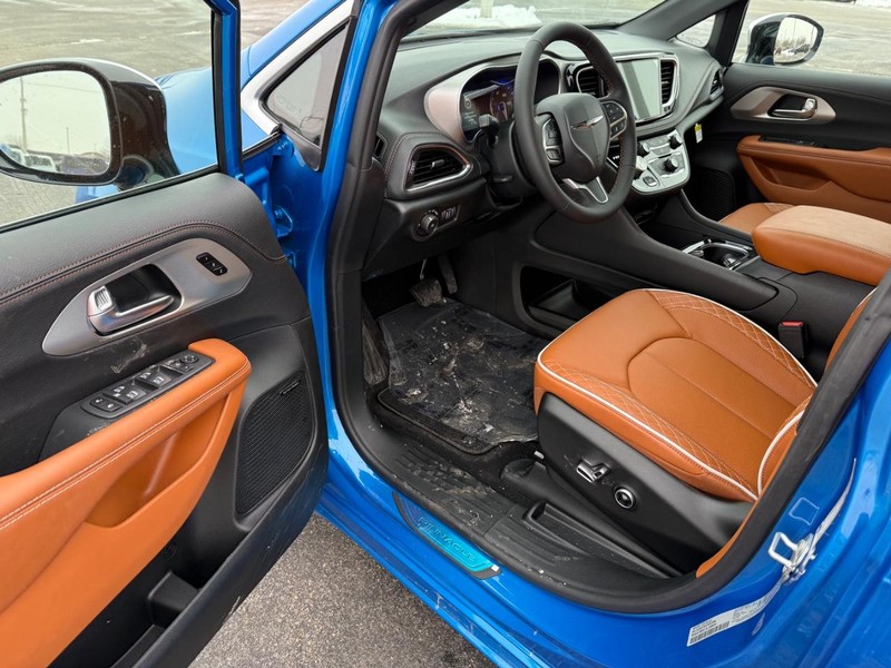 Chrysler Pacifica Vehicle Full-screen Gallery Image 20