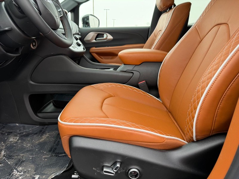 Chrysler Pacifica Vehicle Full-screen Gallery Image 21