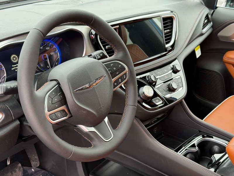 Chrysler Pacifica Vehicle Full-screen Gallery Image 22