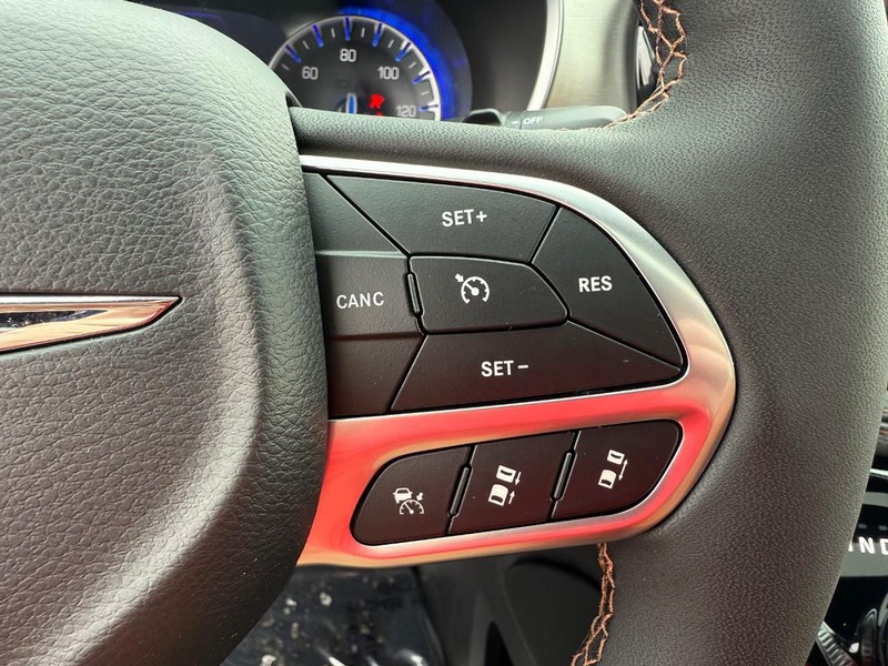 Chrysler Pacifica Vehicle Full-screen Gallery Image 24