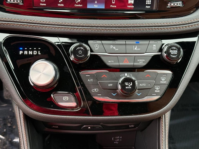 Chrysler Pacifica Vehicle Full-screen Gallery Image 28