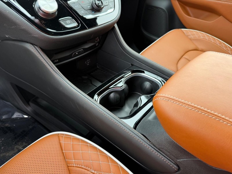 Chrysler Pacifica Vehicle Full-screen Gallery Image 29