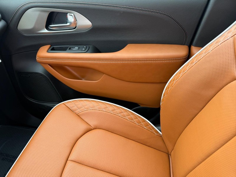 Chrysler Pacifica Vehicle Full-screen Gallery Image 30