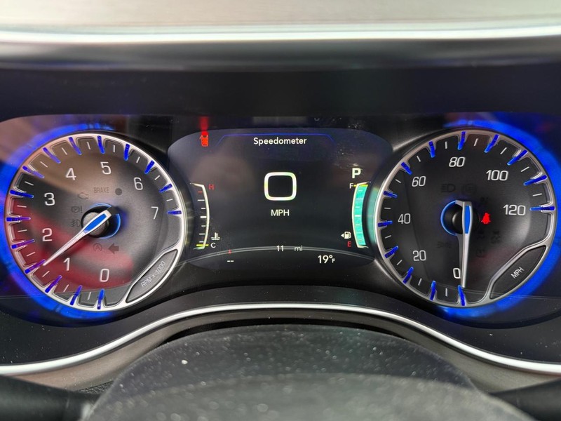 Chrysler Pacifica Vehicle Full-screen Gallery Image 31