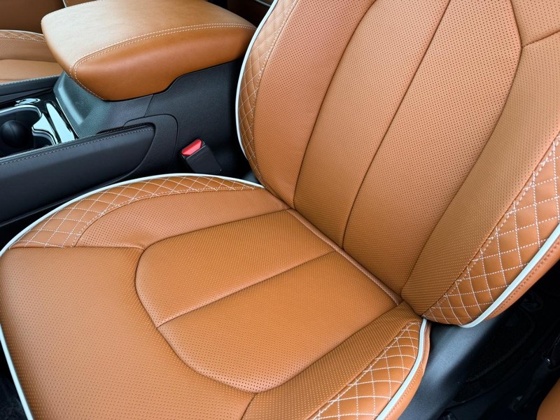 Chrysler Pacifica Vehicle Full-screen Gallery Image 33