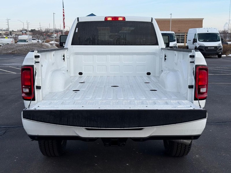Ram 3500 Vehicle Full-screen Gallery Image 7