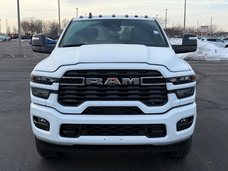 Ram 3500 Vehicle Full-screen Gallery Image 9