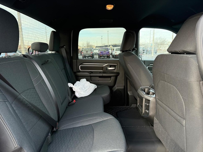 Ram 3500 Vehicle Full-screen Gallery Image 10