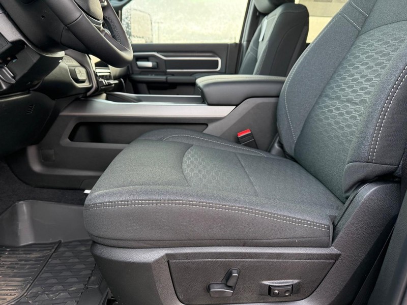 Ram 3500 Vehicle Full-screen Gallery Image 17