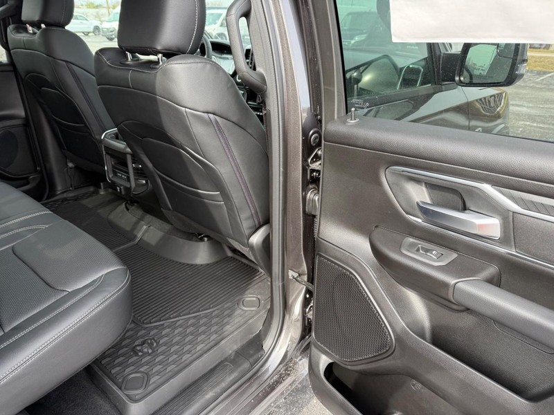 Ram 1500 Vehicle Full-screen Gallery Image 12