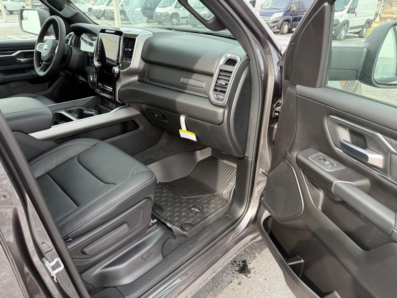 Ram 1500 Vehicle Full-screen Gallery Image 16