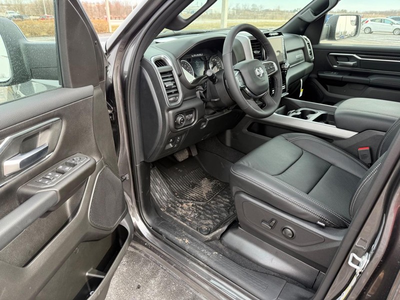 Ram 1500 Vehicle Full-screen Gallery Image 18