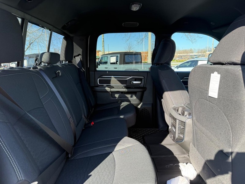 Ram 2500 Vehicle Full-screen Gallery Image 10