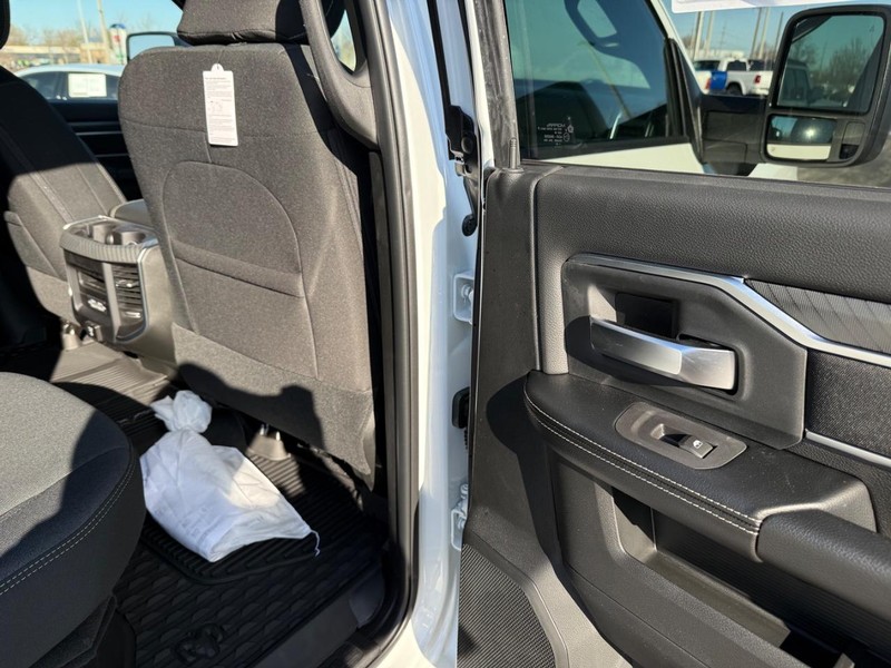 Ram 2500 Vehicle Full-screen Gallery Image 11