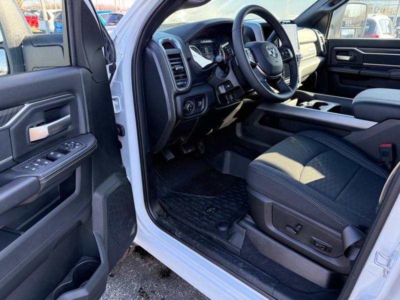 Ram 2500 Vehicle Full-screen Gallery Image 16