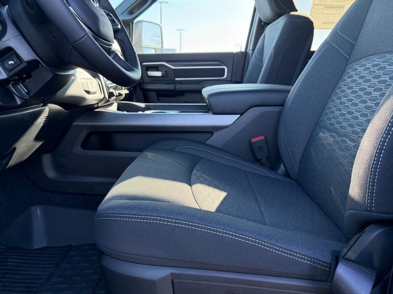 Ram 2500 Vehicle Full-screen Gallery Image 17