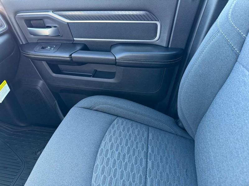 Ram 2500 Vehicle Full-screen Gallery Image 25