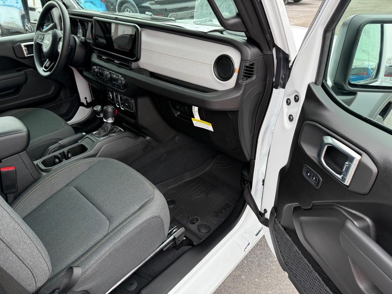 Jeep Wrangler Vehicle Full-screen Gallery Image 12