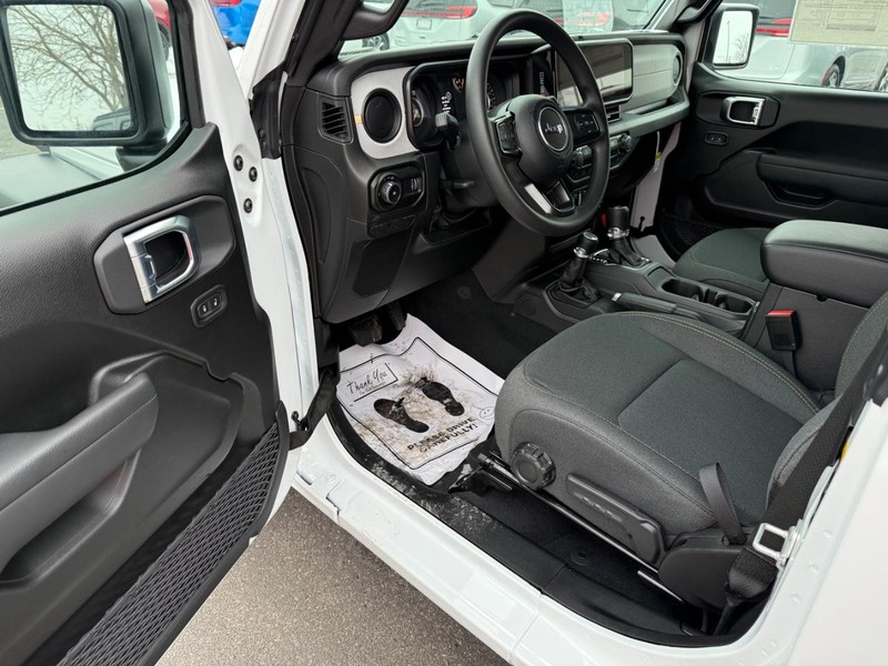 Jeep Wrangler Vehicle Full-screen Gallery Image 15