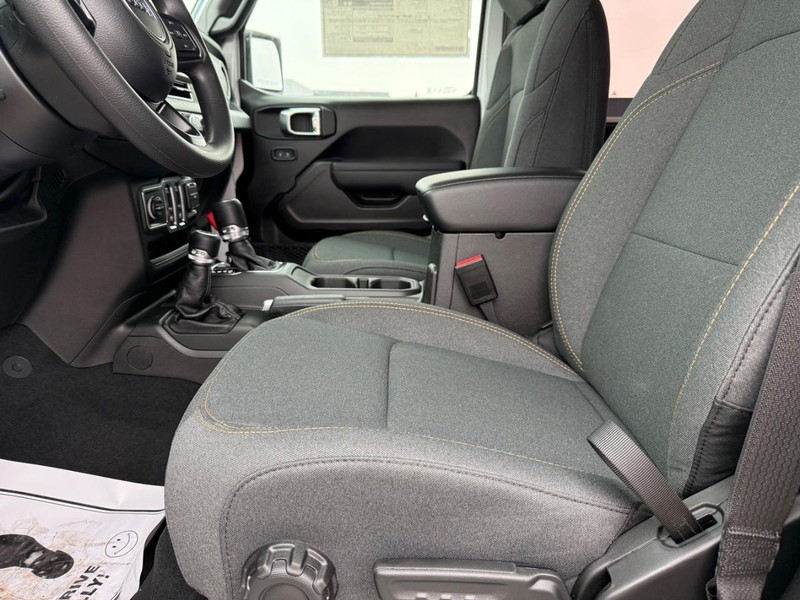 Jeep Wrangler Vehicle Full-screen Gallery Image 16