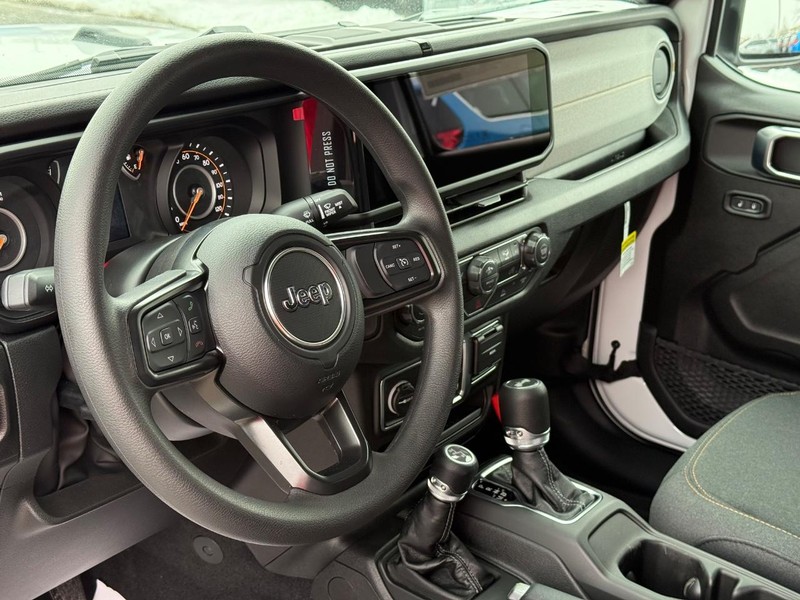 Jeep Wrangler Vehicle Full-screen Gallery Image 17