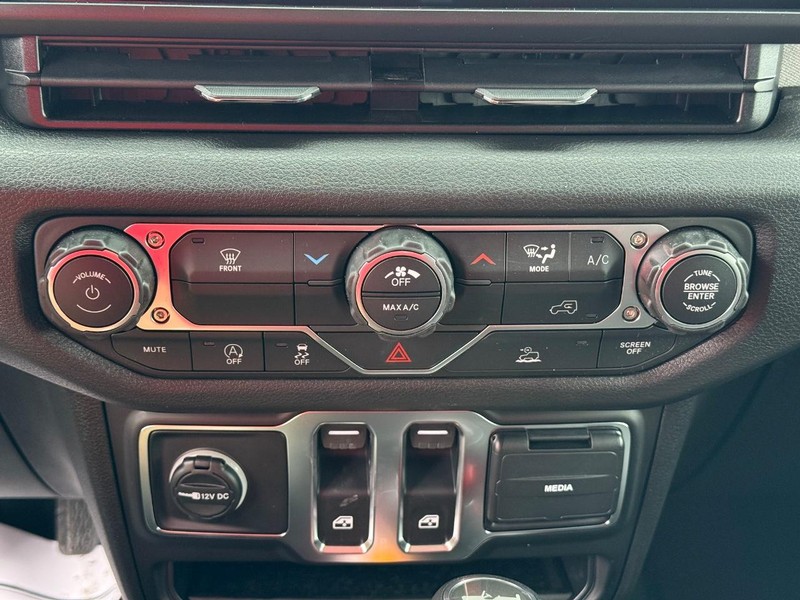 Jeep Wrangler Vehicle Full-screen Gallery Image 23