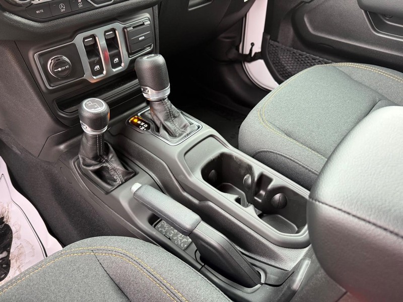 Jeep Wrangler Vehicle Full-screen Gallery Image 24