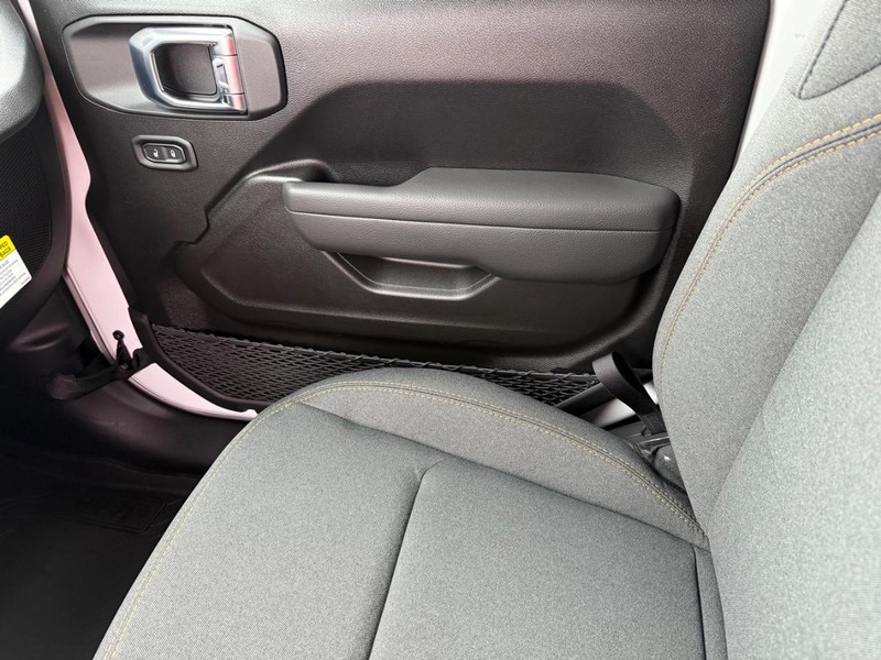 Jeep Wrangler Vehicle Full-screen Gallery Image 25