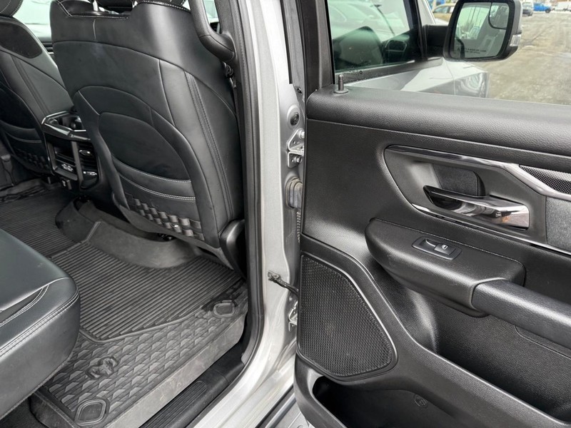 Ram 1500 Vehicle Full-screen Gallery Image 12