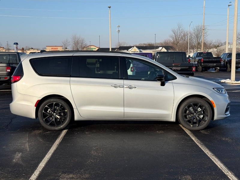 Chrysler Pacifica Vehicle Full-screen Gallery Image 2