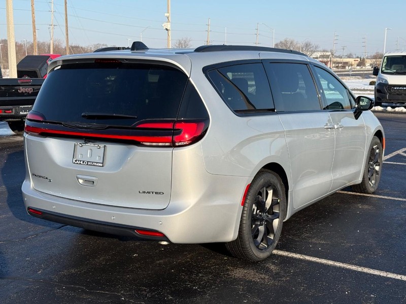 Chrysler Pacifica Vehicle Full-screen Gallery Image 3