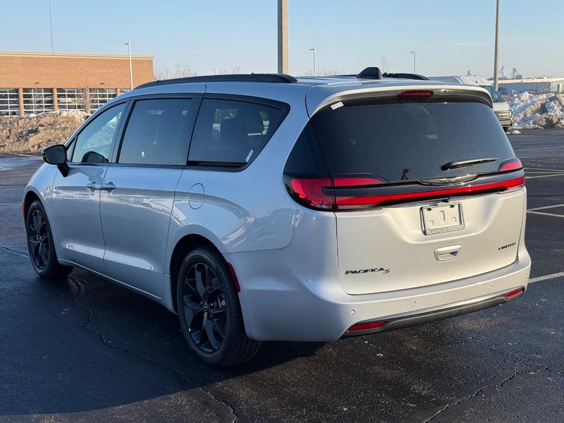 Chrysler Pacifica Vehicle Full-screen Gallery Image 5