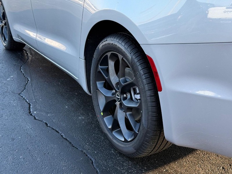 Chrysler Pacifica Vehicle Full-screen Gallery Image 6